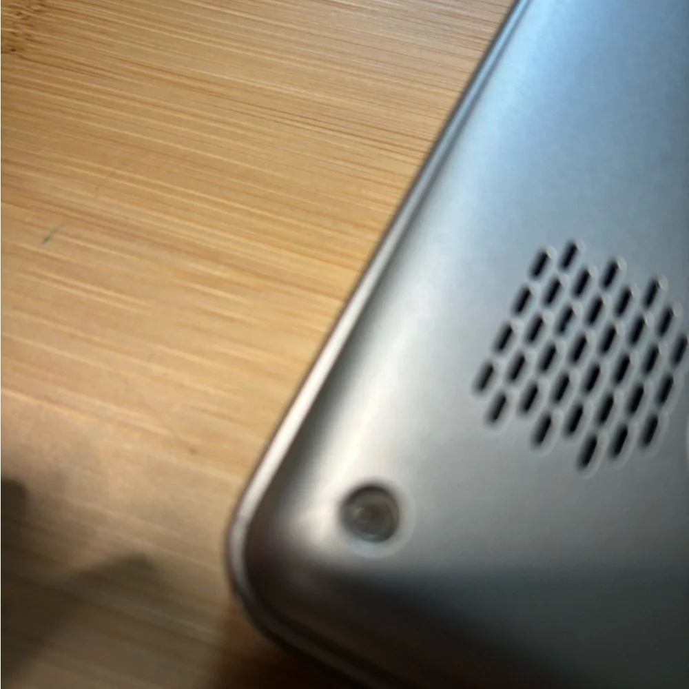 :)ASUS Laptop - Silver Used almost perfect condition (only scuffed up on bottom)